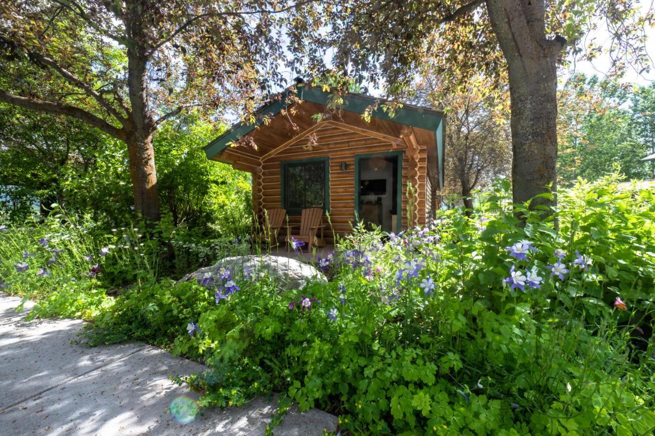 Flying Saddle Resort And Steak House Alpine Exterior photo