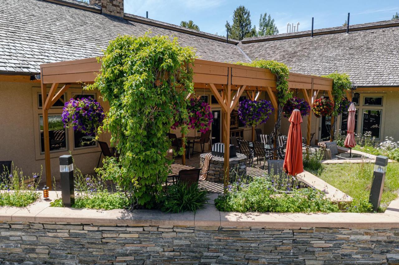 Flying Saddle Resort And Steak House Alpine Exterior photo