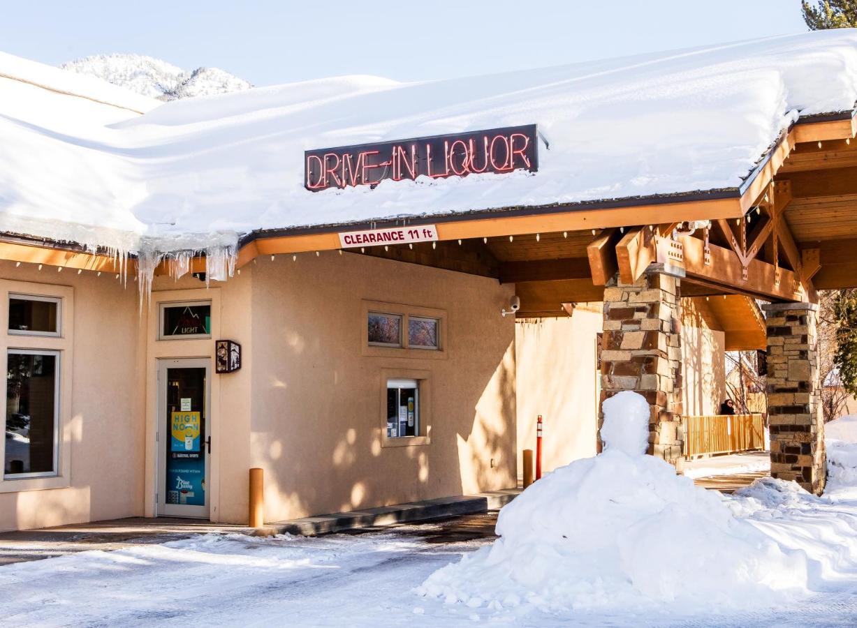 Flying Saddle Resort And Steak House Alpine Exterior photo