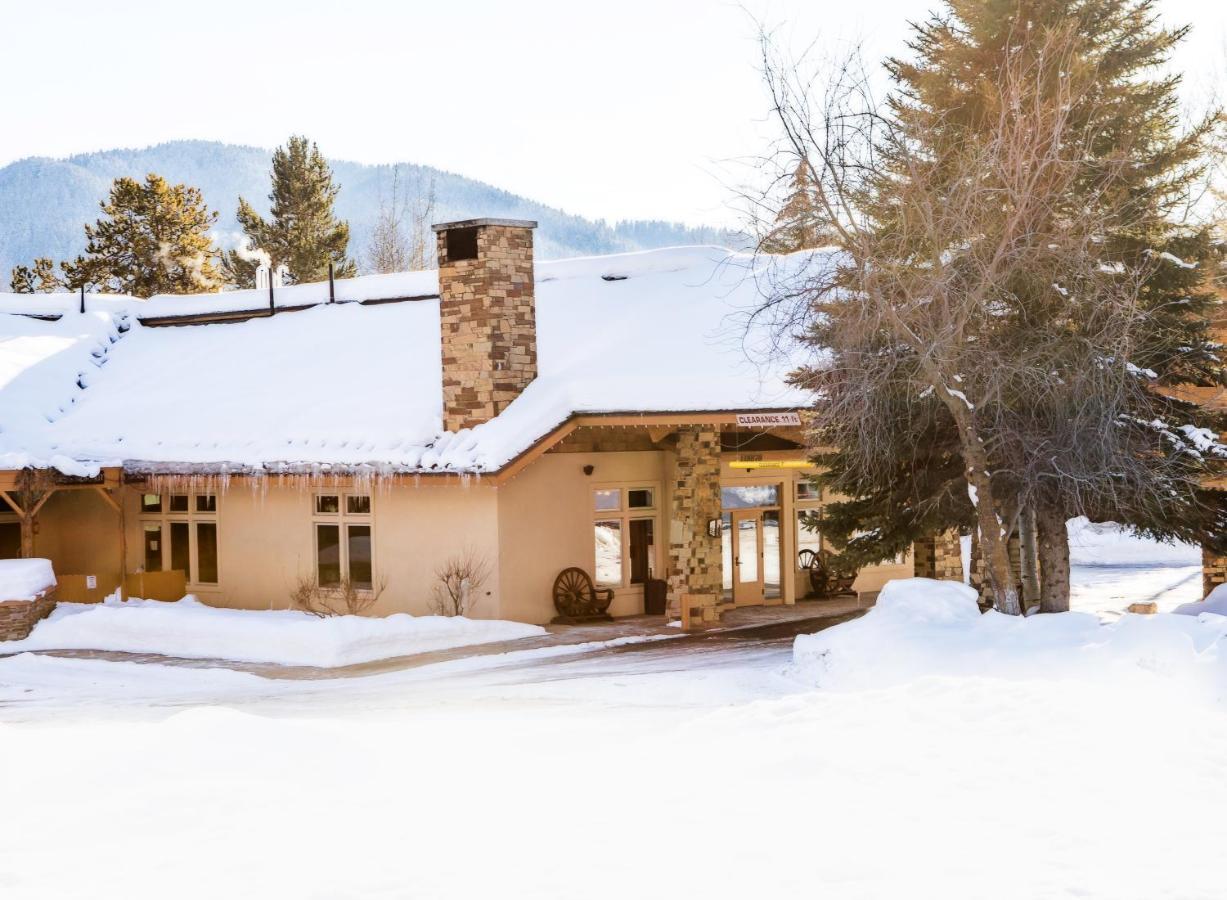 Flying Saddle Resort And Steak House Alpine Exterior photo